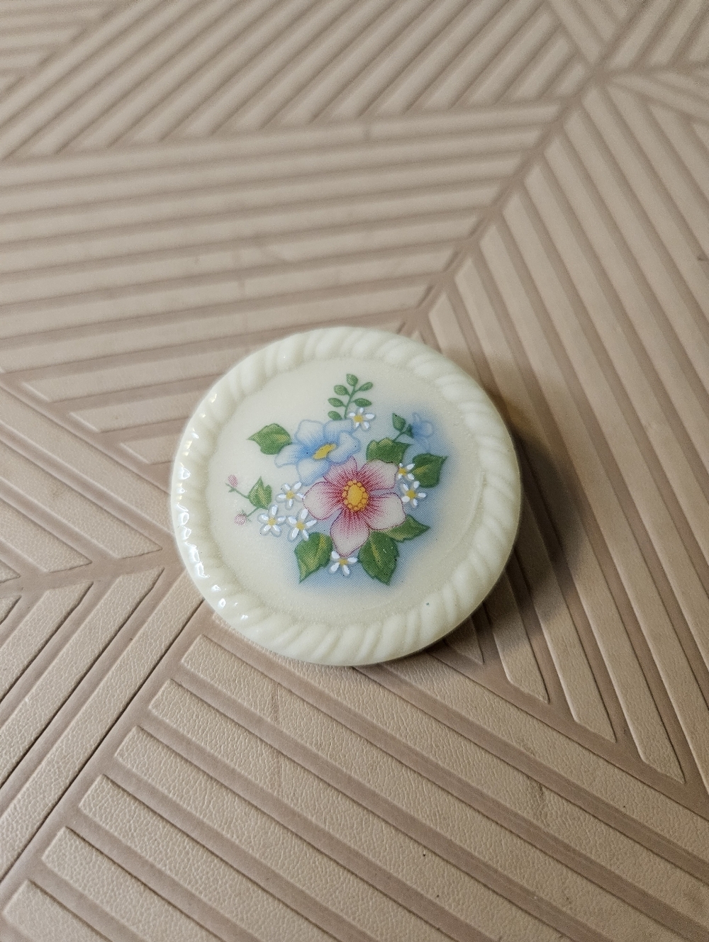 Vintage 1984 Avon Spring Bouquet Porcelain Brooch Pin Round White Floral Rope - Picture 8 of 8